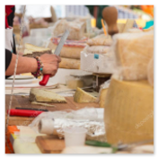 Formaggi tipici esposti su un banchetto