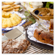 Dolci tipici sardi esposti su un vassoio