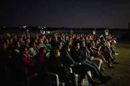 Schermo di cinema all'aperto con sedie disposte