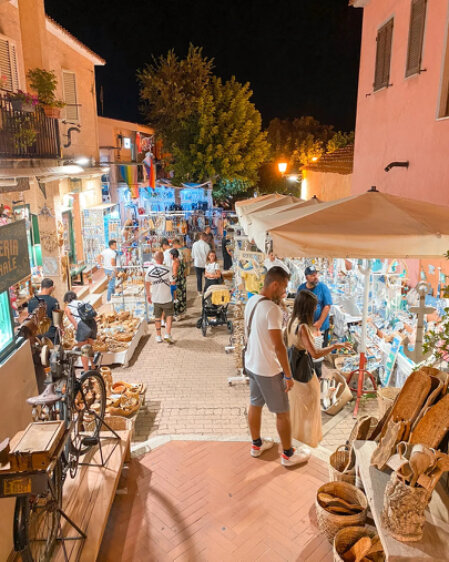 Serata estiva in piazza con bancarelle illuminate
